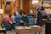 (v.l.n.r.) Grover Johnson (Hank Greenspan); Dave Johnson (Max Greenfield); Gemma Johnson (Beth Behrs)