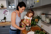 Zu Tisch Lošinj - Kroatien Romina Baljak und ihre Tochter Rita mischen Ziegenfrischkäse mit Meerfenchel und Rucola