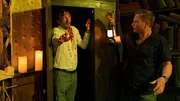 Haase (Fabian Harloff, r.) staunt nicht schlecht, als plötzlich ein blutbefleckter Mann (Hendrik von Bültzingslöwen, l.) im Escape-Room vor ihm steht.