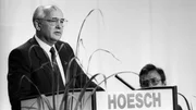 Die letzte Folge der neuen WDR-Reihe „Unser Land in den 80ern“ erzählt von einem Jahr, das Geschichte schrieb. Auch im Westen merkte man schnell: Wir sind mittendrin. Perestroika und Glasnost kamen bis nach Dortmund, als der sowjetische Generalsekretär Michael Gorbatschow (l) vor begeisterten Hoeschianern sprach.