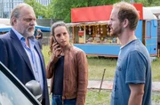 Im Bild: Die Ermittlungen im aktuellen Mordfall führen Richard Voss (Jan-Gregor Kremp, r.) und Annabell Lorenz (Stephanie Stumph, 2.v.l.) in den Zirkus. Weiß Artist Markus Kerschner (Marc Ben Puch, l.) etwas über den Verbleib der Tochter des Opfers?