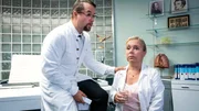 Prof. Karl-Friedrich Boerne (Jan Josef Liefers) mit Silke Haller (ChrisTine Urspruch, l.) in der Rechtsmedizin.