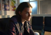 Tobias (Sergej Moya) wartet auf sein Verhör.