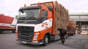 Ein Mann steht neben einem Lastwagen.