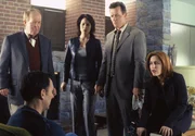 Dr. John Reits (John Aylward, l.), Monica Reyes (Annabeth Gish, 2.v.l.), John Doggett (Robert Patrick, 2.v.r.) und Dana Scully (Gillian Anderson, r.) sind fasziniert von Oliver Martin (Michael Emerson), dem "Mozart der Psychokinese", wie er von Dr. Reits genannt wird.