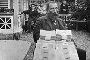 Hotel- und Bahnpionier Franz Josef Bucher präsentiert die legendäre Genua-Million.