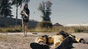 Evelin (Emily Kusche) wagt sich nur mit der Waffe in der Hand an den gelben Mann heran.