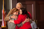"Drop Dead Diva", "Störung in der Familie." Jane muss ihre Mutter vor Gericht vertreten, nachdem diese völlig überraschend festgenommen wurde. Jane wundert sich über das äußerst exzentrische Verhalten ihrer Mutter. Dem nicht genug, kommen im Laufe der Verhandlungen noch so einige Überraschungen auf Jane zu. Um ihrer Mutter zu helfen, kontaktiert Jane ihren Vater, mit dem sie seit Jahren keinen Kontakt mehr hatte. Währenddessen zeichnet sich eine heiße Affäre zwischen Parker und Kim ab. Im Bild (v.li.): Faith Prince (Elaine Bingum), Kurt Fuller (Henry Bingum), Brooke Elliott (Jane Bingum).