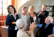 Der Weinhändler Martin Strasser (Wolfram Berger, 2. von links) und Johanna Stickler (Carin C. Tietze, 3. von rechts) kehren von ihrem Segeltörn als frisch verheiratetes Paar zurück. Andrea Plattner (Katharina Stemberger, links), Hermine (Christine Ostermayer, vorne links), Thomas (Harald Krassnitzer, 2. von rechts) und Gottfried (Wolfgang Hübsch, vorne rechts) gratulieren.