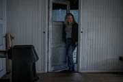 Hannah (Eva Melander) betritt die Hütte, in der sich Kat niedergelassen hat.