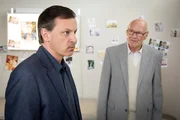Obwohl Herr Kramer (Dirk Ossig, l.) überzeugt ist, dass Karl (Dieter Schaad) aufgrund seines hohen Alters kein angemessener Vormund mehr für seinen Enkel ist, regen sich in ihm Zweifel, ob er die beiden ohne Weiteres voneinander trennen kann.