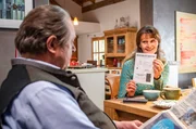 Frühstück im Hause Beissl: Elisabeth (Barbara Weinzierl, rechts) beschwert sich über den Reparaturstau. Beissl (Andreas Giebel, links) will nur in Ruhe seine Zeitung lesen.