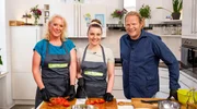 Im Haus HuMy! in M&uuml;lheim an der Ruhr kochen die Mitarbeiterinnen Alexandra Laps und Larissa Stermann (M) mit Bj&ouml;rn Freitag (r).