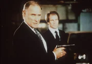 Ahnen nicht, dass sie abgehört werden: KGB-Agent Sergei (Michael Fairman, l.) und sein Kollege ...