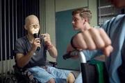 Alex (Timur Bartels, r.) ist von Leos (Tim Oliver Schultz) Geschichten gefesselt, die sich angeblich in der 5. Etage des Krankenhauses abspielen sollten.