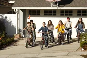 "Die Goldbergs", "Ein Goldberg verzweifelt nie." Adam liebt den Film 'The Goonies'. Er möchte auch mit seinen Freunden als eingeschweißte Bande, Abenteuer erleben. Die erste Schatzsuche geht jedoch völlig schief und Adam wird ausgelacht. Doch dann wendet sich sein Großvater an ihn. Denn Pops hat den Schmuck seiner verstorbenen Frau verlegt und braucht Hilfe.Im Bild (v.li.): Jacob Hopkins (Chad Kremp), Kenny Ridwan (Dave Kim), Sean Giambrone (Adam Goldberg), Stephanie Katherine Grant (Emmy Mirsky), Natalie Alyn Lind (Dana Caldwell), Troy Gentile (Barry Goldberg), Hayley Orrantia (Erica Goldberg).