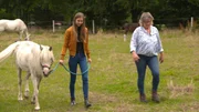 Lisa-Marie Klugstedt (l) muss sich auf dem Ponyhof Tiemann in Marl beweisen, um die Verantwortung für ihr Pflegepferd Biene zu bekommen.