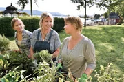 Mechthild Fehrenbach (Diana Körner, M.) bekommt bei der Bepflanzung des Gartens Hilfe von Tochter Nele (Floriane Daniel, r.) und Enkelin Johanna (Sofie Eifertinger, l.).