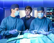 Von links: Dr. Alex Park (Will Yun Lee), Dr. Shaun Murphy (Freddie Highmore) und Dr. Neil Melendez (Nicholas Gonzalez)  Die Verwendung des sendungsbezogenen Materials ist nur mit dem Hinweis und Verlinkung auf TVNOW gestattet.