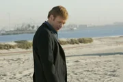 Ein illegaler Einwanderer kommt am Strand durch die Explosion einer Landmine ums Leben. Ein Teil eines Fernglases f&uuml;hrt Lt. Horatio Caine (David Caruso) und sein Team auf die richtige Spur ...
