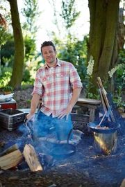Für Jamie Oliver muss es nicht immer eine Küche sein, er wagt sich auch mal an das Kochen über offenem Feuer ...