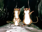 Die kleine Haselmaus Max und ihre Eltern sind überglücklich. Nils Holgersson hat den kleinen Max aus dem brennenden Wald gerettet und den Kleinen seinen Eltern wieder zugeführt. Dankbar winkt die Familie zum Abschied.