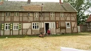 Gerd und Tanja waren glücklich als sie einen Fachwerk-Seitenhof für nur 15.000 Euro erstanden. Doch der Traum zerplatzte schnell. Nicht nur der Schornstein und die Öfen im Haus funktionieren nicht, auch das Fachwerk ist teilweise verrottet.