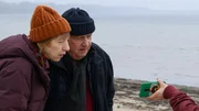 Bei einem Strandspazierganges treffen Revierchef Jan-Hinrich Reuter (Udo Kroschwald, r.) und Dr. Helene Sturbeck (Katharina Blaschke, l.) auf eine Gruppe junger Umweltschützer, die auf der Suche nach ihrer Freundin Nele sind. Reuter schwant nichts Gutes, denn die junge Frau auf dem Foto ist am Morgen bereits als vermisst gemeldet worden.