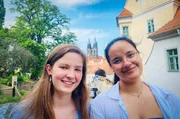 Frieda und Lia vor der Kulisse der Albrechtsburg.