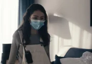 Evelin (Emily Kusche) kümmert sich um den kranken Nikolai.