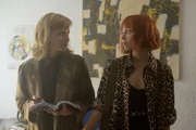 Emily Deville (Salóme Gunnarsdóttir, l.) versteht sich sehr gut mit ihrer neuen Schülerin Vinca (Ivanna Sakhno, r.).