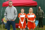 Mike (Neil Flynn, l.); Sue (Eden Sher, M.); April (Evie Thompson, r.)
