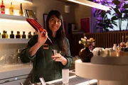 Bartenderin Chloé Merz betreibt auf der Hamburger Reeperbahn die Collab Bar. Sie kreiert mit Leidenschaft alkoholfreie Cocktails.