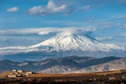 Ein entfernter Blick auf den Berg Ararat, der dem Nationalpark Ararat seinen Namen gab, sowie ein Dorf zu seinen Füßen. Ein entfernter Blick auf den Berg Ararat, der dem Nationalpark Ararat seinen Namen gab, sowie ein Dorf zu seinen Füßen.