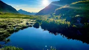 Key Visual/Cover Sendereihenbild ohne Typo zu "Versteckte Paradiese". Versteckte Paradiese entdecken die Schönheit weitgehend unbekannter Naturgebiete in Bayern und seinen Grenzregionen: Geheimtipps für Naturliebhaber. Flora und Fauna, Geotope und Sehenswürdigkeiten werden dargestellt, vor allem aber lernen wir die Menschen kennen, die hier mit der Natur verbunden sind und sich für ihren Schutz engagieren. Im Bild: Der Formarin-See in den österreichischen Alpen ist eine Quelle des Lechs.