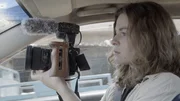 Journalistin und Regisseurin Sira Thierij fährt durch Malis Hauptstadt Bamako.