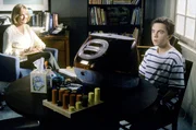 Malcolm (Frankie Muniz) macht lieber ein Computerspiel, als sich mit der Therapeutin Christie (Nancy Lenehan) zu unterhalten.