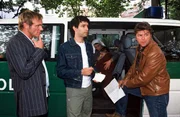 Nachdem auf Olga geschossen wurde, kommen die Beamten Falk (Dirk Martens, l.), Jupp (Uwe Fellensiek, r.) und Gino (Luca Zamperoni, M.), um vor Ort zu ermitteln.