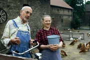 Natürlich gibt es auf einem Bauernhof Spatzen. Die Bäuerin (Hildegard Schröter, r.) zeigt Peter (Peter Lustig, l.), dass die Spatzen gerne den Hühnern die Körner wegfressen. Natürlich gibt es auf einem Bauernhof Spatzen. Die Bäuerin (Hildegard Schröter, r.) zeigt Peter (Peter Lustig, l.), dass die Spatzen gerne den Hühnern die Körner wegfressen.