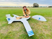 Dr. Markus Trenker (vom Insitut für Aerospace Engineering der FH Wiener Neustadt) bringt Sensor am verkleinerten Demonstrator der Transportdrohne an