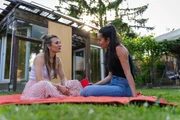 Biologin Jasmina Neudecker (l.) und Fatma Kaya (r.) im Gespräch vertieft –  Die Natur hat Fatma neue Kraft gegeben den Burnout zu bekämpfen.