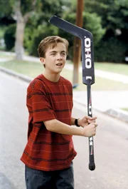 Malcolm (Frankie Muniz) sieht gespannt dem Ball hinterher, den er gerade geschlagen hat.