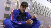 Die Straßen des Frankfurter Bahnhofsviertels gelten als härteste Drogenszene Deutschlands. Hier lebt unter anderem der 31-jährige Aaron. Er ist abhängig von Heroin und Crack.