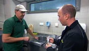 Zoo berlin: Reviertierpfleger Norbert Zahmel und Futtermeister Christian Matschei (re.) prüfen das neue Pinguinfutter.