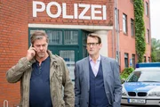 Finn Kiesewetter (Sven Martinek, l.) und Lars Englen (Ingo Neujoks, r.) ermitteln im Fall 17-jährige Nadine Bomke, die von ihrer Schwester Paula mit einem Kopfschuss tot im Wald aufgefunden wurde.