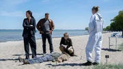 Gestern hat Jochen Heinrich (Sebastian Reusse, M.) noch in der Fußgängerzone gesungen. Jetzt liegt der Straßenmusiker, stadtbekannt als "der bärtigen Piet", tot im Sand. Rechtsmedizinerin Dr. Helene Sturbeck (Katharina Blaschke, 2.v.r.) vermutet, dass er gestoßen wurde. Außerdem hat Kriminaltechnikerin Roswitha Prinzler (Silke Matthias, r.) Tierhaare auf seiner Kleidung gefunden. Hatte Piet einen Hund? Karoline Joost (Nike Fuhrmann, l.) und Lars Pöhlmann (Dominic Boeer, 2.v.l.) ermitteln.