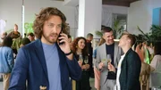 Alle freuen sich über den Erfolg des Pop Up Stores, bis Alex (Frederik Götz, l.) einen beunruhigenden Anruf von Livia erhält.