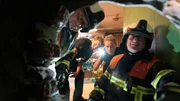 Franzi (Rhea Harder-Vennewald, 2.v.r.) und Nick (Raúl Richter, 2.v.l.) haben die Kollegen (Komparsen) der Feuerwehr gerufen, um einen mysteriösen Tunnel zu untersuchen.