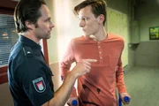 Mattes (Matthias Schloo, l.) ist sich sicher, dass Philipp (Rick Okon, r.) Ava ein falsches Alibi gegeben hat und warnt ihn vor den möglichen Folgen.