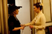 Mare Winningham als Ida Corwin (l.), Kate Winslet als Mildred Pierce (r.),